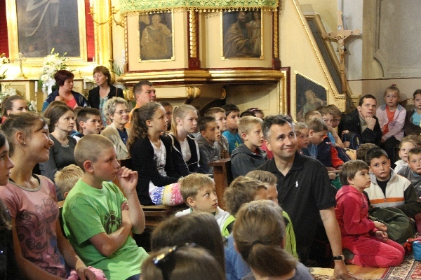 Gyermekek templomban