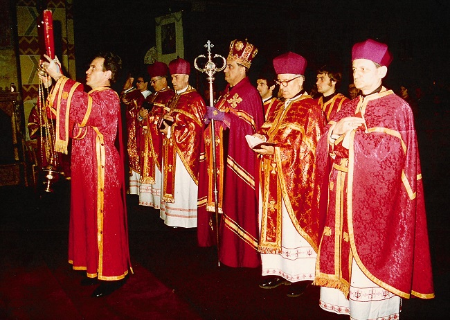 szertartáson, középen Timkó Imre püspök