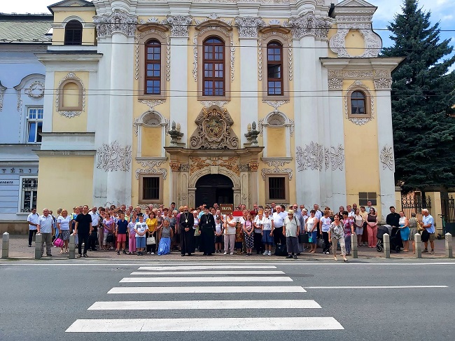 csoportkép az eperjesi székesegyház előtt