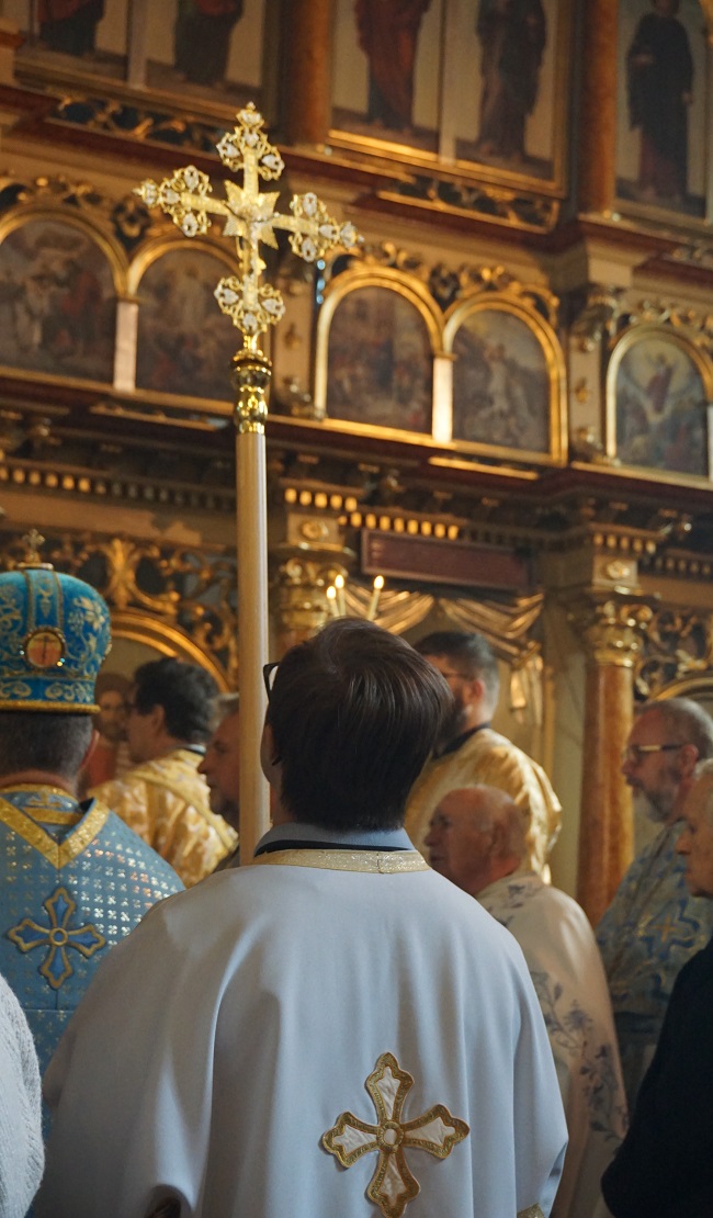 keresztet tartó ministráns