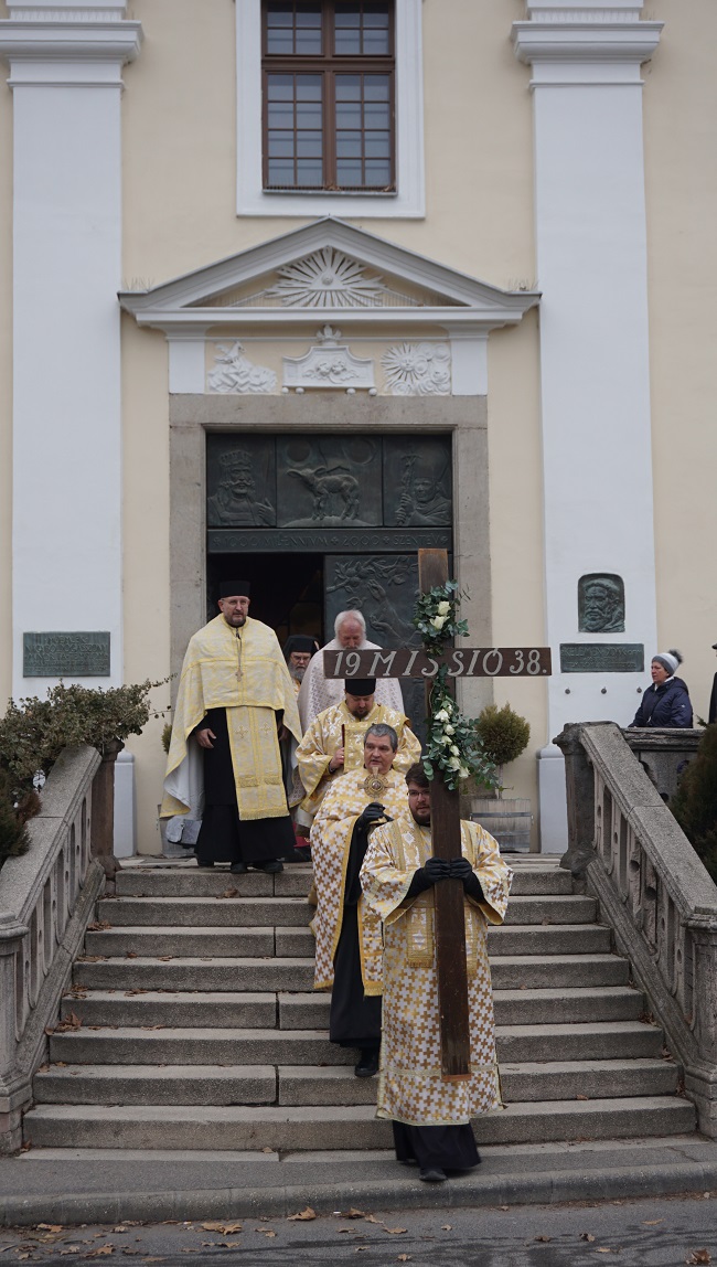 a minorita templom lépcsőjén