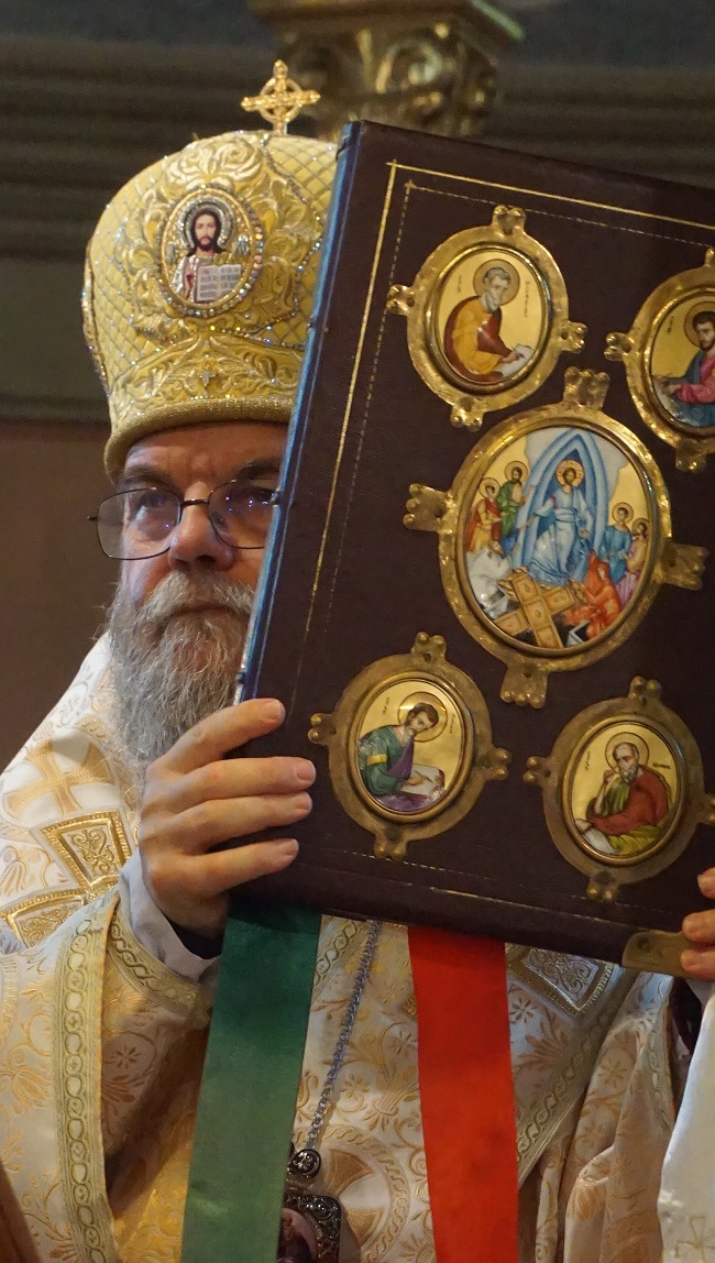 Atanáz püspök az evangéliumos könyvvel