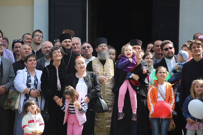 csoportkép a hajdúdorogi templom előtt