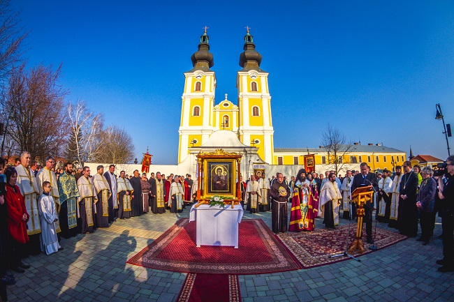 a kegytemplom előtt a kegyképpel