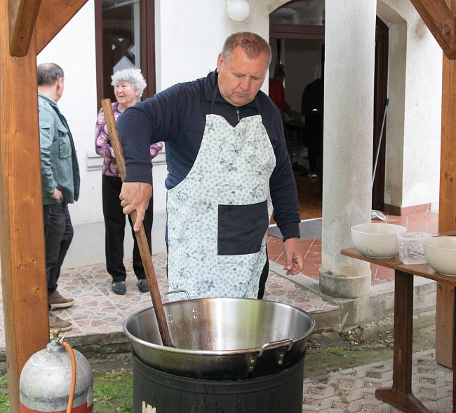 Üstben főző ember