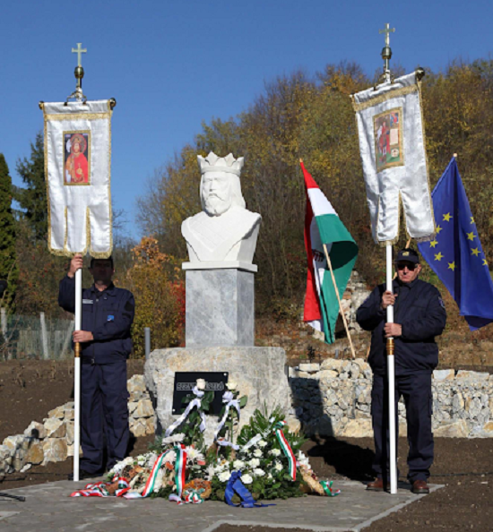 Szent László szobor, polgárőrök, lobogók