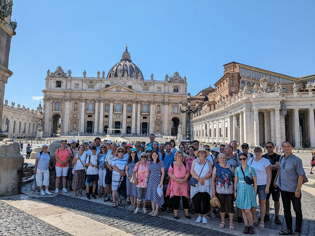 csoportkép a Szent Péter téren