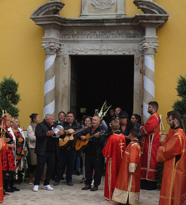 zenélés a templomajtóban