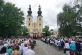 a kegytemplom előtti téren, a Szent Liturgián